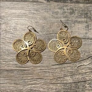 Gold flower pattern earrings